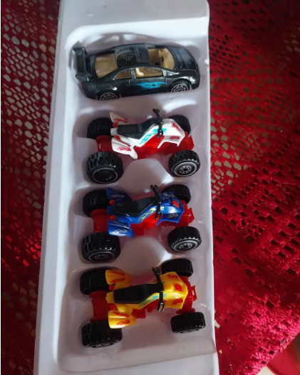 Foto de cliente: os 4 veículos inclusos no kit